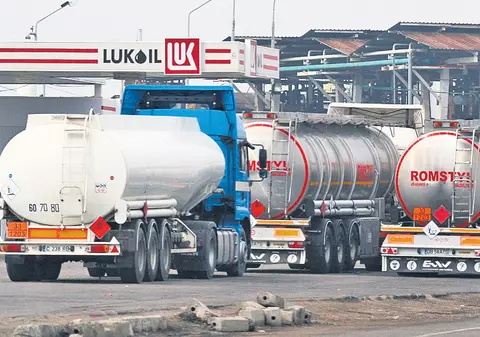 Pleacă de tot rușii din România? Sechestru pe benzina LukOil