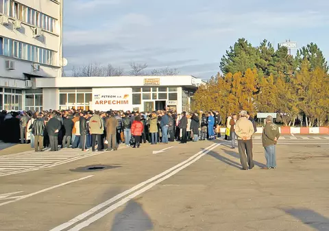 A început executarea silită a foștilor angajați ai Combinatului Arpechim