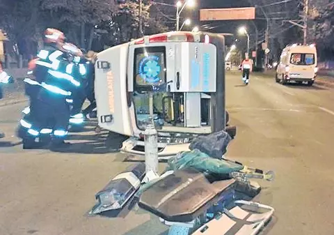 A răsturnat ambulanța și a fugit