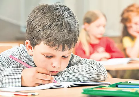 Manualele pentru clasele primare vin la Sfântu’ Aşteaptă