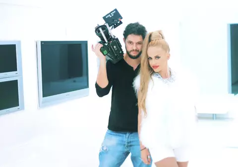 Ce nu face omul de dragul muzicii? Anda Adam, pusă în pericol de regizorul ei