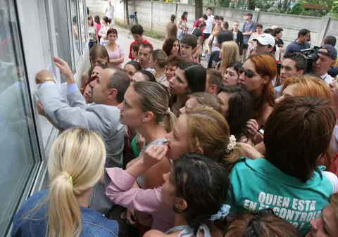 Fiţuici pe post de diplome de Bac | Cei care au trecut testul maturităţii astă-vară nu şi-au primit nici acum documentele de absolvire