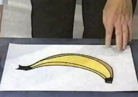 CÂT DE UȘOR SUNTEM PĂCĂLIȚI! Banana care își schimbă culoarea! VIDEO