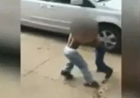 ŞOCANT! Doi copii se bat pe viaţă şi pe moarte. Ce făceau adulţii în acest timp | VIDEO