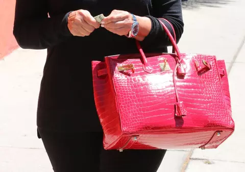 Au CELE MAI SCUMPE GENŢI DIN LUME, dar NU LE POT PURTA! Ce s-a întâmplat cu celebrele Hermès?