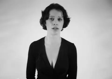 TE TREC FIORI RECI! Femeia care CÂNTĂ FĂRĂ SĂ MIŞTE GURA! VIDEO