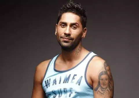 Connect-R a RECUNOSCUT în SFÂRȘIT. Este DEPENDENT de un lucru care îi PROVOACĂ DURERE