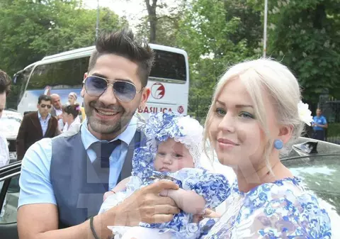 Fetiţa lui Connect-R, PRIMA LECŢIE DE PIAN, la numai 9 luni | VIDEO