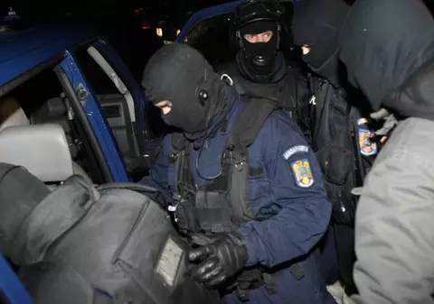 VIDEO | Interlopi din clanul Sportivilor, reținuți într-un dosar de camătă și șantaj  într-o operațiune de proporții. 386 de descinderi în toată țara