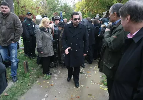 IONUŢ DOLĂNESCU, ÎMPIETRIT DE DURERE la ÎNMORMÂNTAREA BUNICII! AŞEZATĂ ÎN GROAPĂ, LÂNGĂ FIUL EI IUBIT, rapsodul ION DOLĂNESCU! FOTO