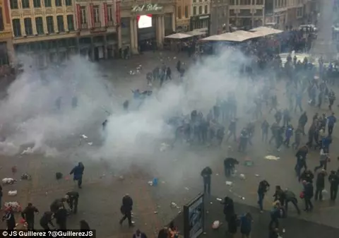 FOTO & VIDEO / LIGA EUROPA. Violenţe între fanii echipei Everton şi poliţia franceză