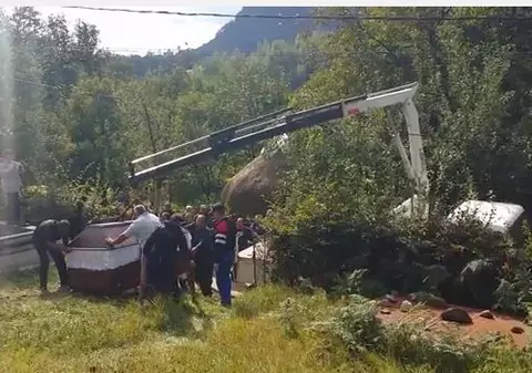 O femeie din CAVNIC, UCISĂ DE OBEZITATE. A murit cântărind 350 de Kg, iar sicriul a fost coborât în groapă cu o macara! VIDEO