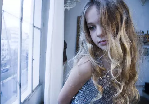 BUNICA GROAZEI! Femeie arestată, după ce şi-a SUPUS nepoata unui RITUAL BARBAR