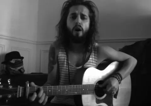 UN CÂNTĂREŢ TALENTAT a MURIT la 25 de ani: A "CĂZUT" DE LA FEREASTRĂ