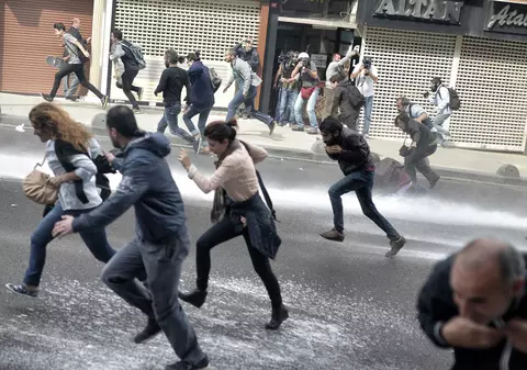 VIOLENŢE în TURCIA! Cel puţin 12 MORŢI în urma unor MANIFESTAŢII prokurde!