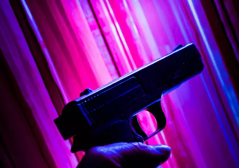 TRAGEDIE! Şi-a ÎMPUŞCAT SOŢIA chiar ÎN NOAPTEA NUNŢII. Motivul este HALUCINANT