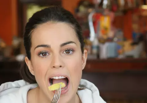 CE SE ÎNTÂMPLĂ ÎN CORPUL FEMEILOR GRVIDE, dacă mănâncă PRĂJELI