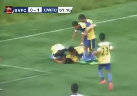 BUCURIA i-a fost FATALĂ. Un fotbalist a murit după ce a căzut în cap, în timp ce SĂRBĂTOREA un gol! VIDEO