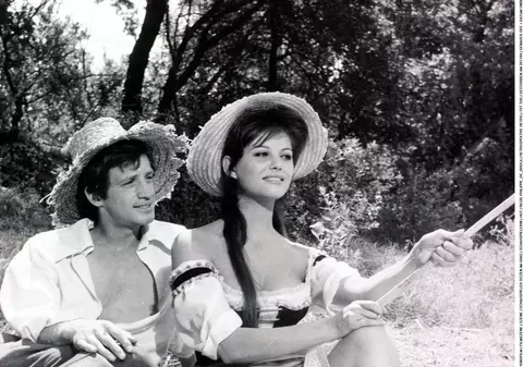 BĂTRÂNEŢE, HAINE GRELE! JEAN PAUL BELMONDO, GÂRBOVIT şi în BASTON! | FOTO