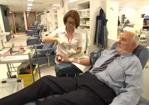 AȘA ARATĂ UN ÎNGER!  Ce face bărbatul acesta te va emoționa maxim! VIDEO