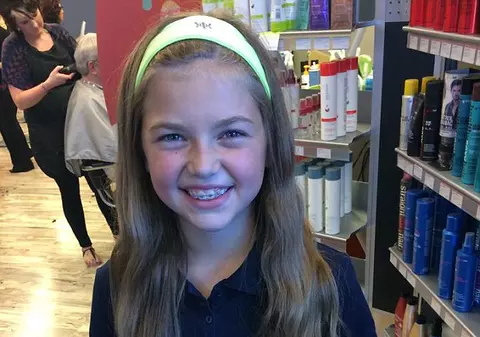 O fetiţă şi-a TĂIAT PĂRUL pentru a-l DONA bolnavilor de CANCER. Ce i s-a ÎNTÂMPLAT după este de NEIMAGINAT