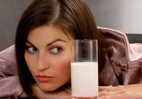 TU ŞTII ce LAPTE BEI? DE UNDE provine şi ce CONŢINE laptele din magazine