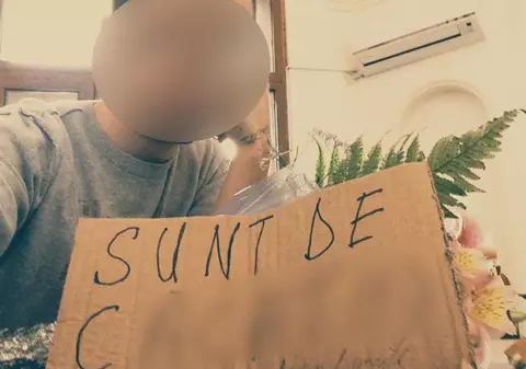 UN CÂNTĂREŢ DE LA NOI ÎŞI PUNE CENUŞĂ ÎN CAP: "SUNT DE C***T"
