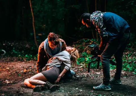 PREMIERĂ LIBERTATEA.RO | LORA, victima unui TERIBIL ACCIDENT RUTIER în noul ei videoclip, "ARDE"