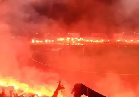 VIDEO INCENDIAR / Fanii unei echipe de liga a treia au transformat arena într-un ”IAD”!
