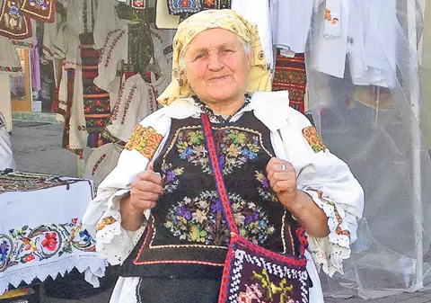 Mămăiţa asta face cele mai tari opinci | Bistriţeanca de 77 de ani a învăţat meserie de la răposatul ei soţ