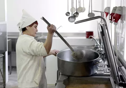 13 COPII INTOXICAȚI. AU ajuns la SPITAL după ce au MÂNCAT la GRĂDINIȚĂ