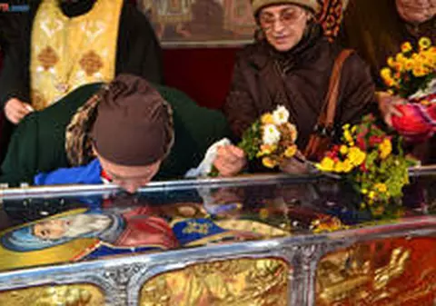 CUTREMURĂTOR! Ce i S-A ÎNTÂMPLAT unei FEMEI la MOAŞTELE SFINTEI PARASCHEVA