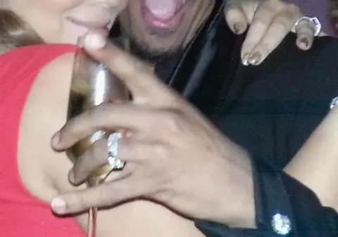 TOATĂ LUMEA CREDEA CĂ SUFERĂ ENORM DUPĂ DIVORŢ, dar iată-l ÎNCONJURAT DE O GRĂMADĂ DE FEMEI APROAPE GOALE. S-A IUBIT CU O CELEBRĂ CÂNTĂREAŢĂ, dar A UITAT-O IMEDIAT