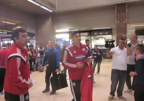 Atmosferă destinsă la lot, Pițurcă și Burleanu au glumit și au râs în avionul de Helsinki