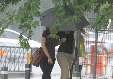 Vremea este RECE în acest week-end şi se anunţă PLOI