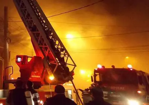 CLIPE de GROAZĂ. Un microbuz A ARS ca o TORŢĂ la SEMAFOR, în timp ce aştepta culoarea VERDE