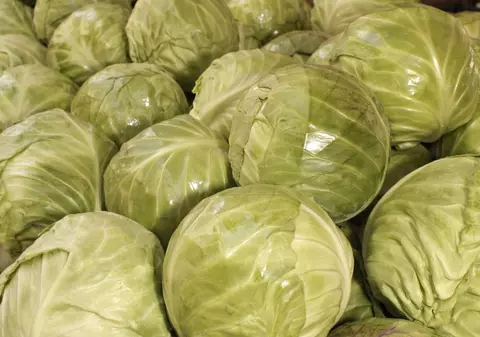 TRADIŢIA spune că de Sfântul Dumitru se pune VARZA la MURAT. Cea mai tare REŢETĂ de acrit varza la butoi din Banat!