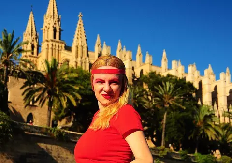 Rouge, ”udată” cu vin şi şampanie