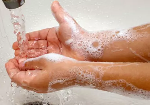 Săpunul antibacterian NU ESTE BUN în lupta cu virusurile!