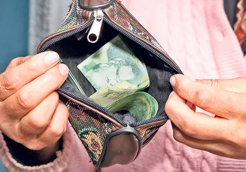 Salariul mediu a crescut în octombrie cu 16 lei, până la 2.392 lei. Programatorii câștigă cel mai bine, barmanii și ospătarii scot cel mai puțin