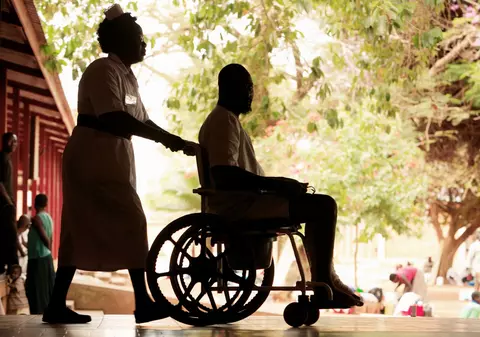 Și-a PETRECUT VIAȚA într-un SCAUN cu ROTILE, CONVINS fiind că este PARALIZAT. Ce a DESCOPERIT la BĂTRÂNEȚE