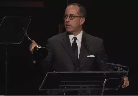 Jerry Seinfeld le-a stricat seara celor care l-au premiat la un festival de publictate. Iată ce a putut să facă! | VIDEO
