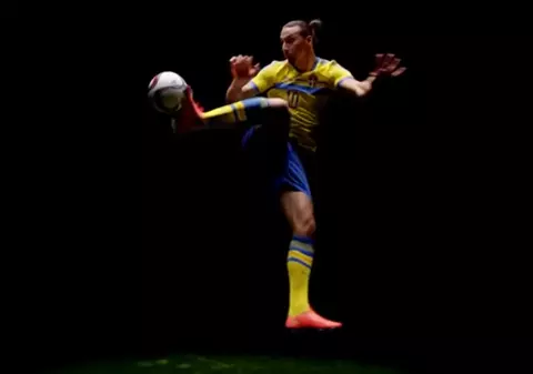 Zlatan Ibrahimovici și lovitura sa ”marcă înregistrată”. Parcă e rupt din filmul ”Matrix”