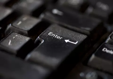 Cum să-ţi cureţi rapid tastatura şi aparatura electronică