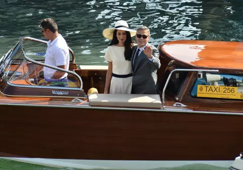 CLOONEY şi NEVASTA îşi petrec LUNA de MIERE într-un LOC recomandat de BRAD PITT!