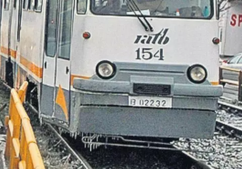 Zeci de tramvaie, BLOCATE ÎN CARTIERUL CRÂNGAŞI, din Bucureşti! O FEMEIE A CĂZUT PE ŞINE