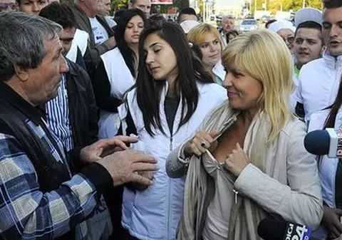 Elena Udrea LĂMUREŞTE MISTERUL IMAGINII care a ajuns VIRAL pe INTERNET. CE FACE în ACEASTĂ POZĂ? 