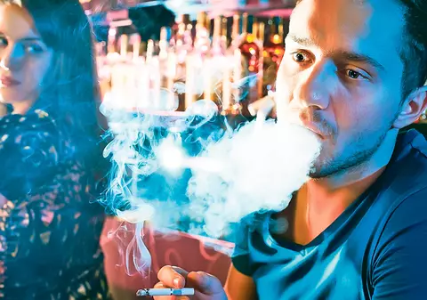 EXCLUSIV LIBERTATEA | În Centrul Vechi al Capitalei te simţi ca-n abis! 1.500 de ţigări cu canabis ard zilnic la taverne