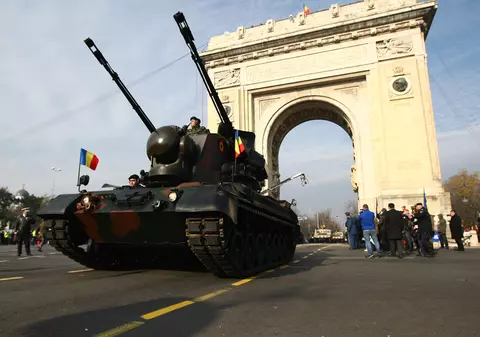 Forțele armate nu vor mai defila pe sub Arcul de Triumf