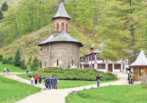 Drumul către Mânăstirea Prislop va fi închis temporar! Când se mai poate ajunge la mormântul lui Arsenie Boca